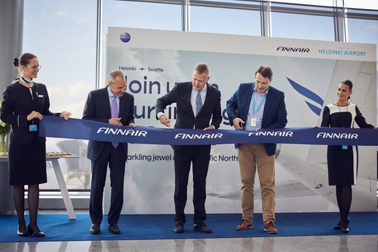 Finavian ja Finnairin edustajat leikkaavat nauhan reittiavajaisissa