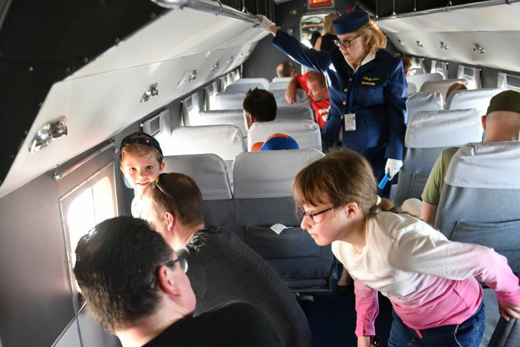 DC-3 lennon matkustajat katsovat maisemia