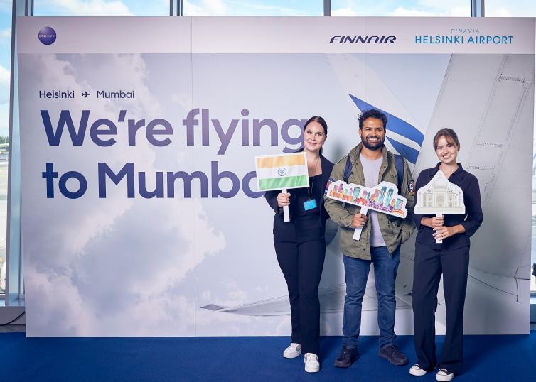Finnairin ensilennon matkustajia matkalla Mumbaihin