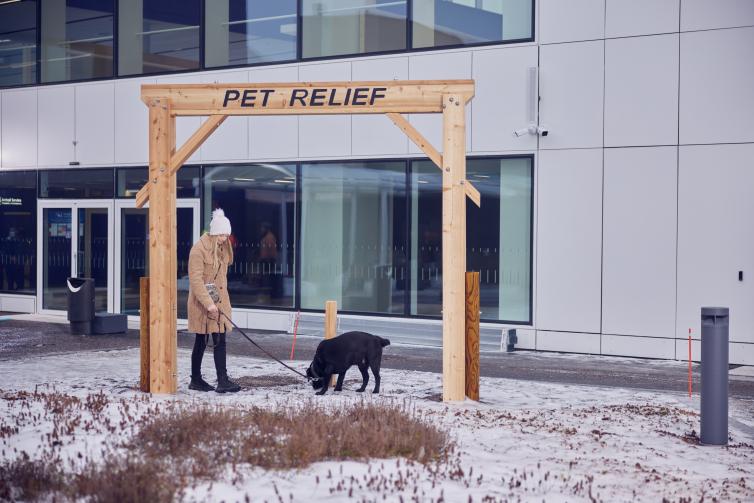 Helsinki-Vantaan lentoaseman ulkona olevaa koirakäymälää käytetään