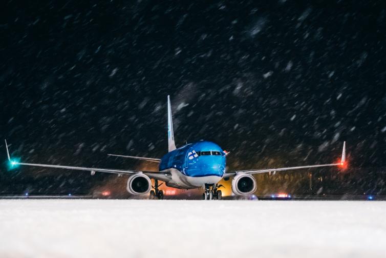 KLM:n ensilennon lentokone saapuu Amsterdamista Rovaniemelle