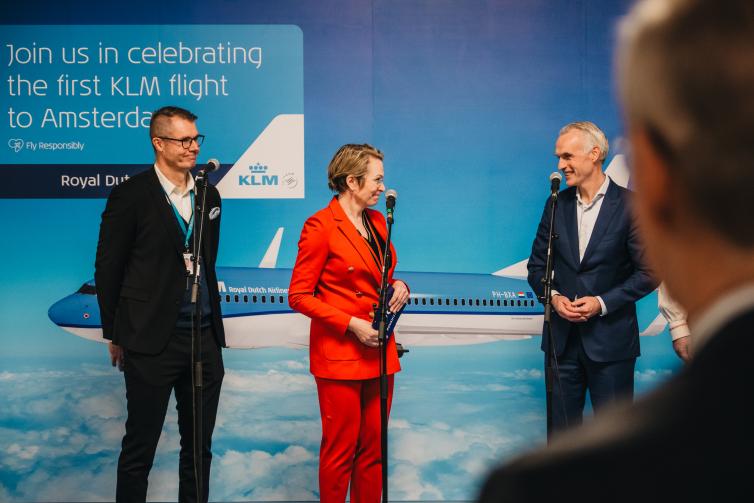 KLM:n ensilentoa Amsterdamista Rovaniemelle juhlistettiin Rovaniemen lentoasemalla