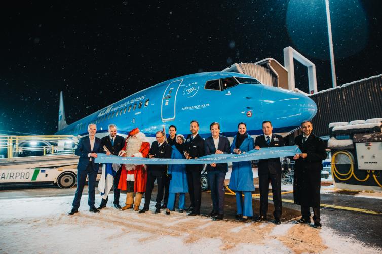 Nauhanleikkuuseremonia KLM:n Amsterdamin ensilennon juhlallisuuksissa Rovaniemellä