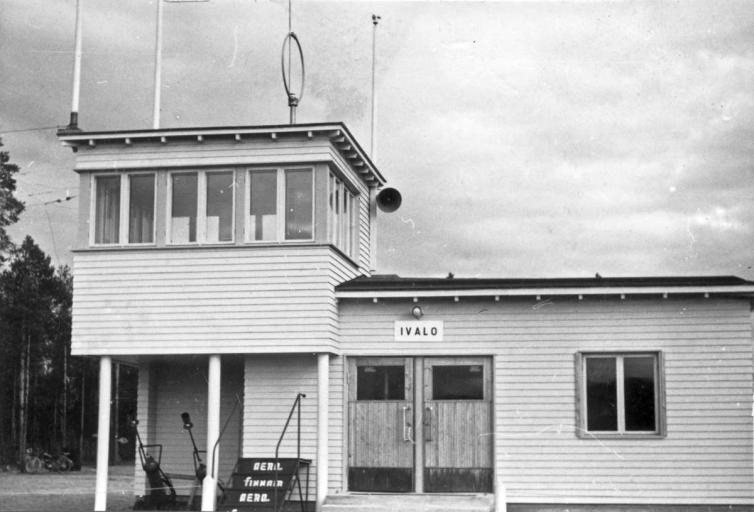 Ivalon lentoaseman matkustaja- ja lennonjohtorakennus noin 1960-luvulla.
