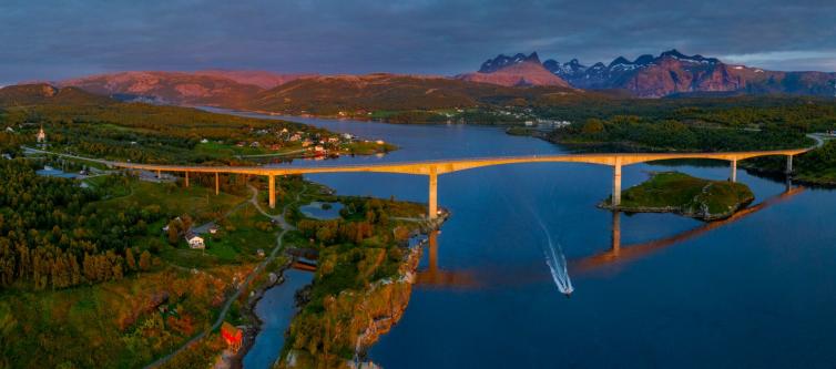 Kuvassa maisematie ja vuoristoa Norjassa