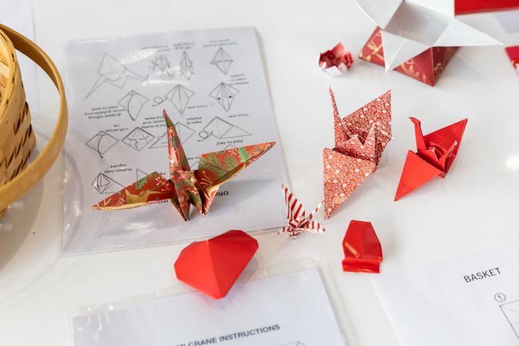 Origameja, joita matkustajat pääsivät itse taittamaan