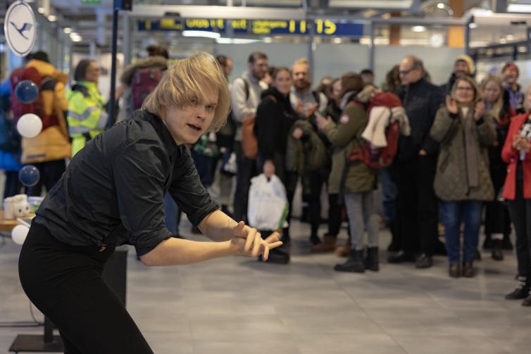 Lufthansan reittiavajaiset Oulun lentoasemalla, kuvassa ilmakitaristi esiintymässä
