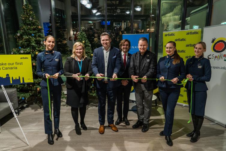 Nauhanleikkuu Air Balticin reittiavajaisissa