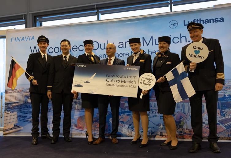 Lufthansan reittiavajaiset Oulun lentoasemalla, kuvassa lentokoneen crew poseeraa 