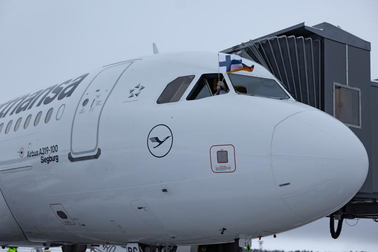 Lufthansan lentokone Oulussa. Crew heiluttaa ikkunasta Suomen ja Saksan lippuja