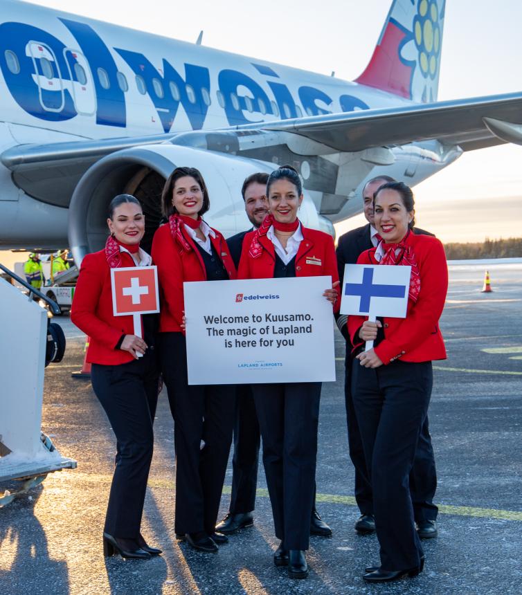 Edelweiss Airin lentokone ja ihmisiä Kuusamon lentoasemalla