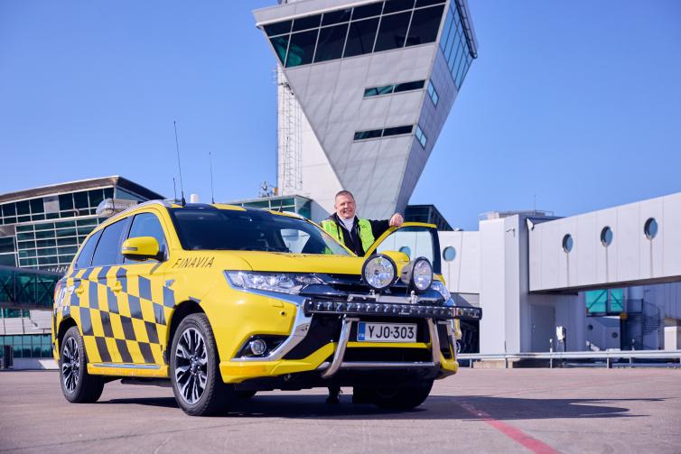 Marshaller Heikki Kari asematasolla auton vieressä