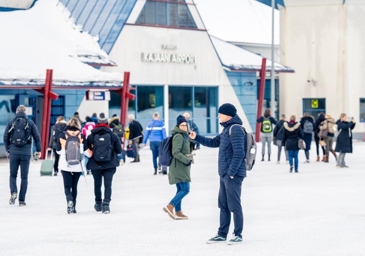 Ensilennon matkustajia Kajaanin lentoasemalla