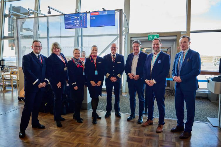 Matkustamohenkilökunta ja toimitusjohtajat Norwegianin 15v-juhlissa