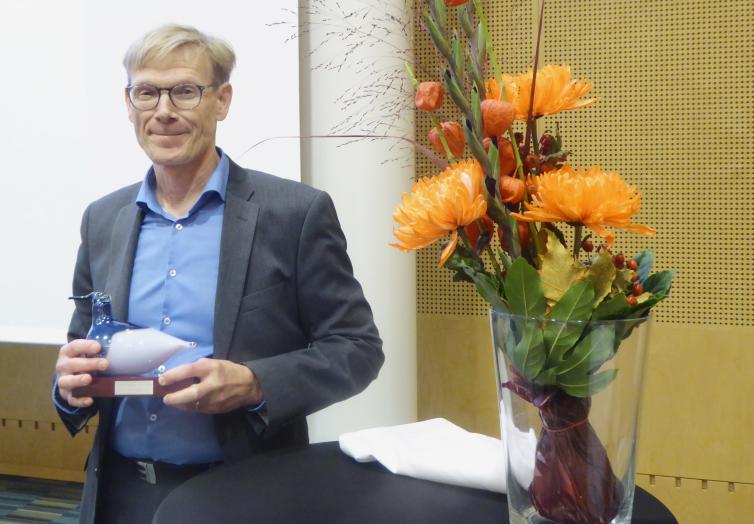 Johan Juujärvi vastaanottamassa Vuoden lentoasema -tunnustusta.