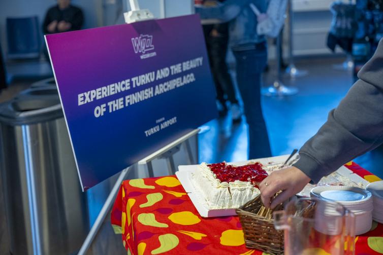 Kakkukahvit Wizz Airin Turku-Bukarest-reitin avajaisissa