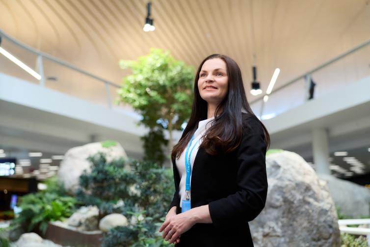 Greete Niska energia-asiantuntija Finavia Helsinki-Vantaan lentoaseman tuloaulassa