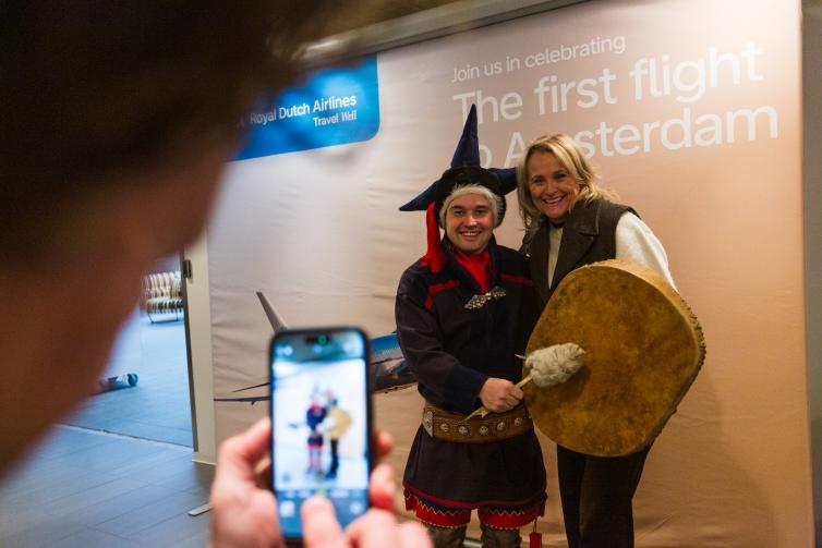 KLM:n toimitusjohtaja Marjan Rintel KLM:n reittiavajaisissa Kittilän lentoasemalla