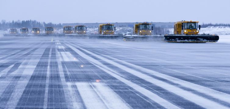 Finavia Snowhow talvikunnossapito aura-autot Helsinki-Vantaan lentoasemalla kiitotiellä
