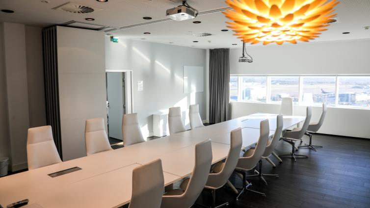 Kokoustila MD11 Pilotissa