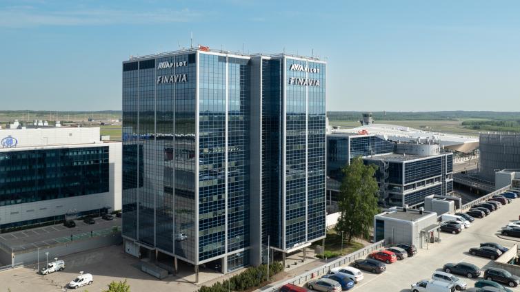 Pilot toimistorakennus ulkokuva kesällä