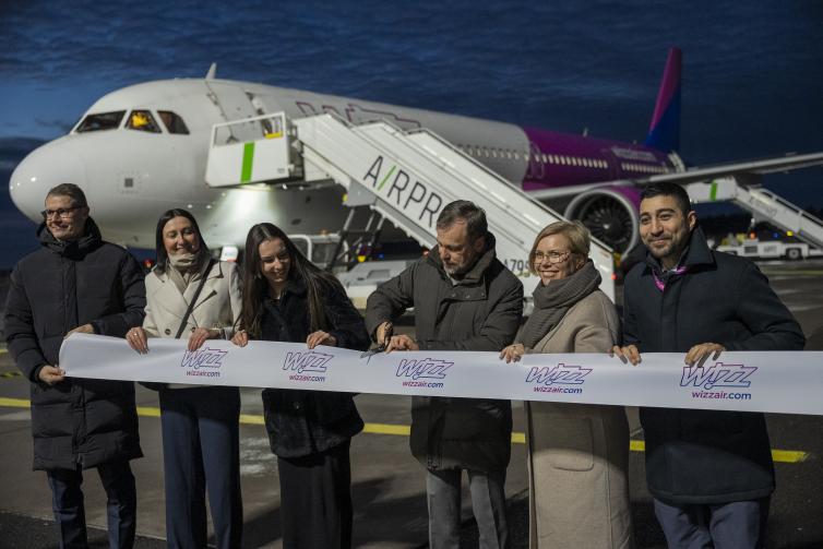 Nauhanleikkuu Turku-Vilna-reitin avajaisissa 12.12.2025