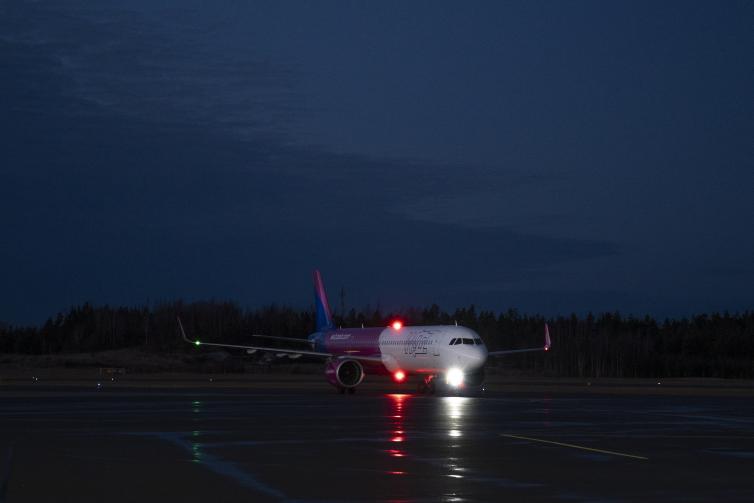 Wizz Airin Turku-Vilna-ensilennon lentokone Turun lentoasemalla
