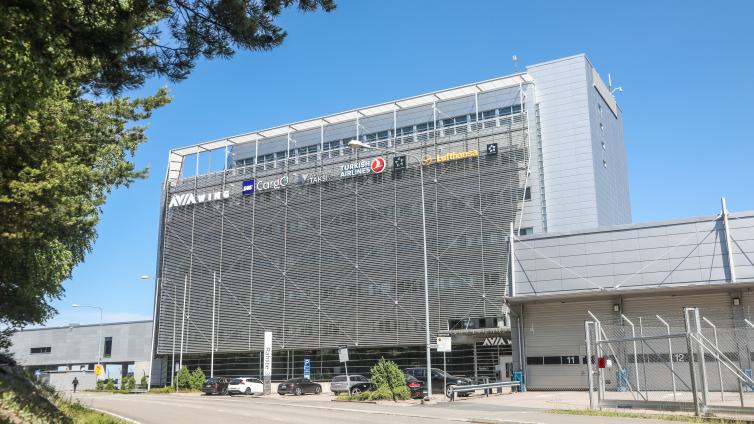 Wing toimistorakennus ulkokuva kesällä