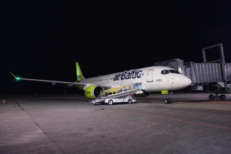 AirBalticin ensilennon kone Oulun lentoasemalla