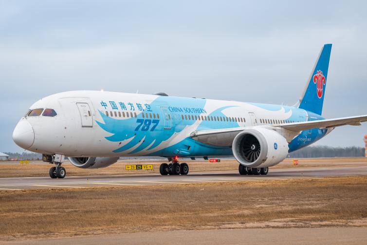 China Southern Airlinesin ensilennon lentokone kiitotiellä