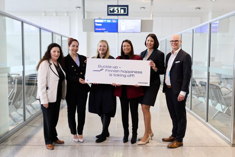 Finnairin Tiranan reitin avajaiset Helsinki-Vantaalla