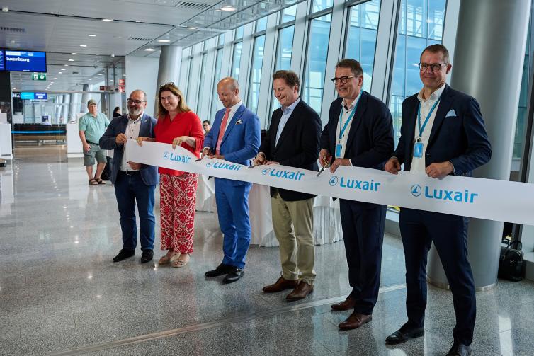 Luxairin ensilennon juhlallisuudet, nauhanleikkuu