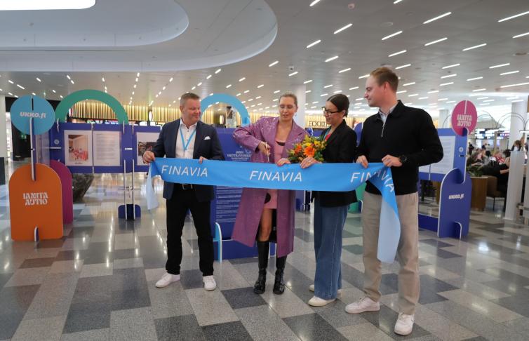 Finavia ja Ukko.fi:n edustajat sekä Janita Autio leikkasivat nauhan avajaisten kunniaksi