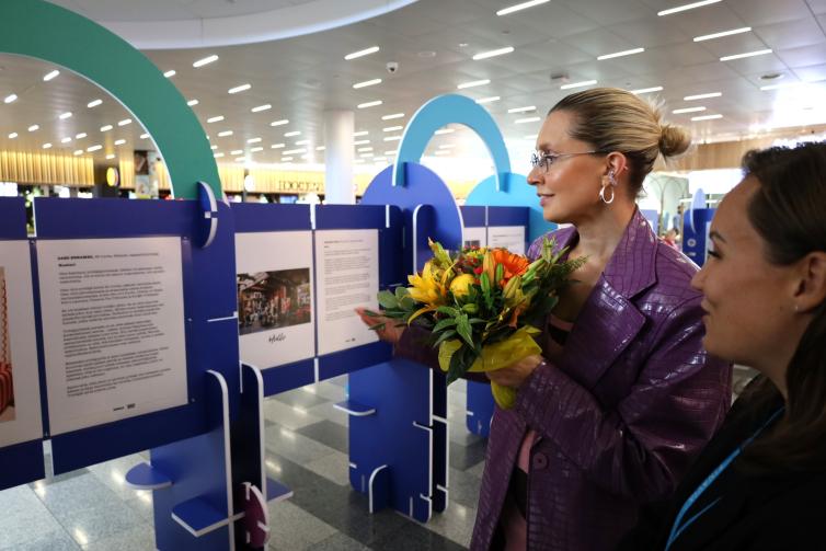 Janita Autio esitteli valokuviaan Oodi yrittäjyydelle -näyttelyssä
