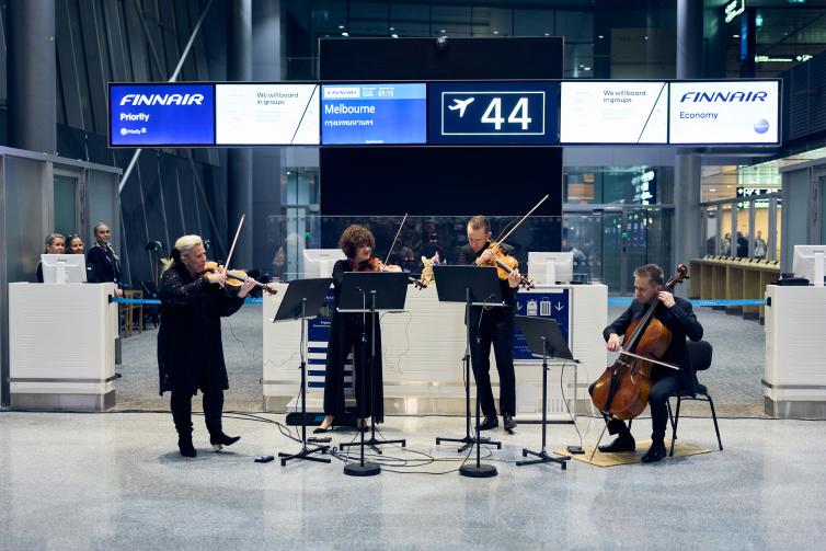 Orkesteri Finnairin Melbournen reitin avajaisissa