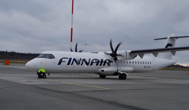 Finnairin ensilennon lentokone Tampereen lentoasemalla.
