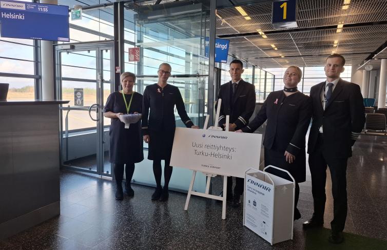 Finnairin henkilöstö Turun lentoasemalla.