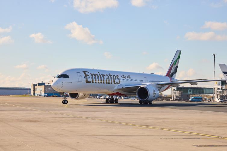 Emiratesin lentokone Helsinki-Vantaalla