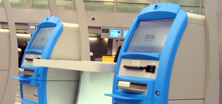 Check in automaatti Helsingin lentoasemalla.