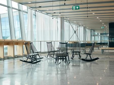 Madamoiselle-keinut eteläsiivessä