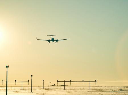 Lentokone laskeutuu