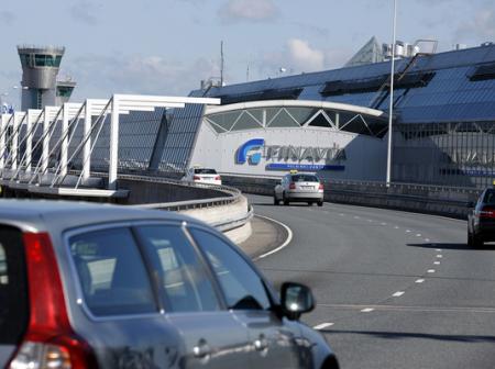 Ajoneuvoliikennettä Helsinki-Vantaalle