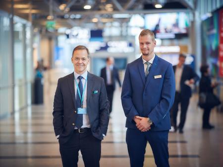 Talousjohtaja Niclaksen päivä turvatarkastuksen matkassa