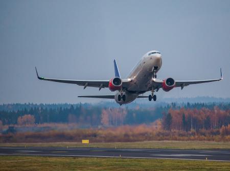 SAS:in lentokone nousemassa ilmaan kiitotieltä.