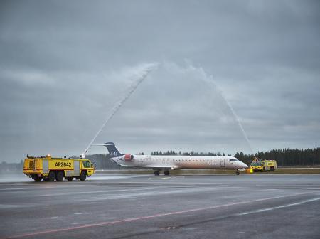 Oulun lentoasemalla juhlittiin SAS:n Tukholman reitin avausta 5. marraskuuta