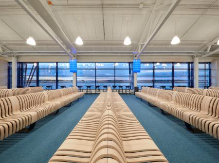 Kittilän lentokentän moderni puinen istuinalue.
