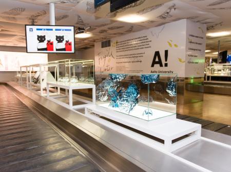 Fragile Water näyttely Helsinki-Vantaa lentoaseman 2B laukkuhallissa.