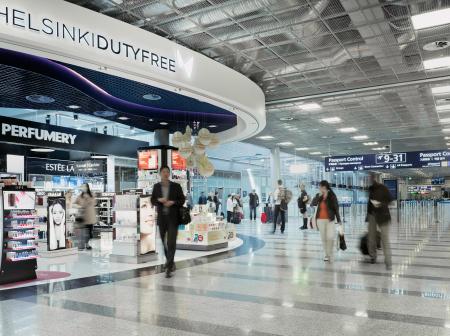 Helsinki-Vantaan lentoaseman DutyFree-myymälä ja matkustajia.