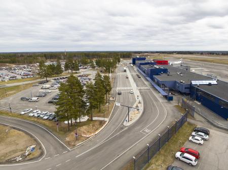 Oulun lentoaseman pysäköintialueet linnun perspektiivistä.