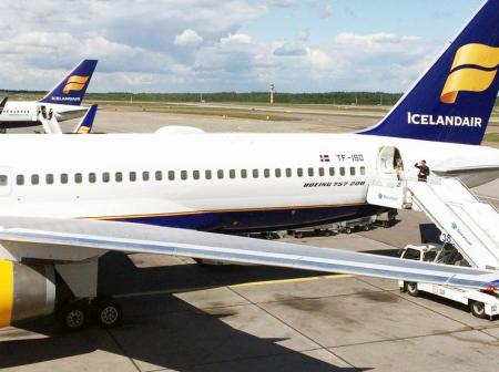 Icelandair lentokoneen sivu.